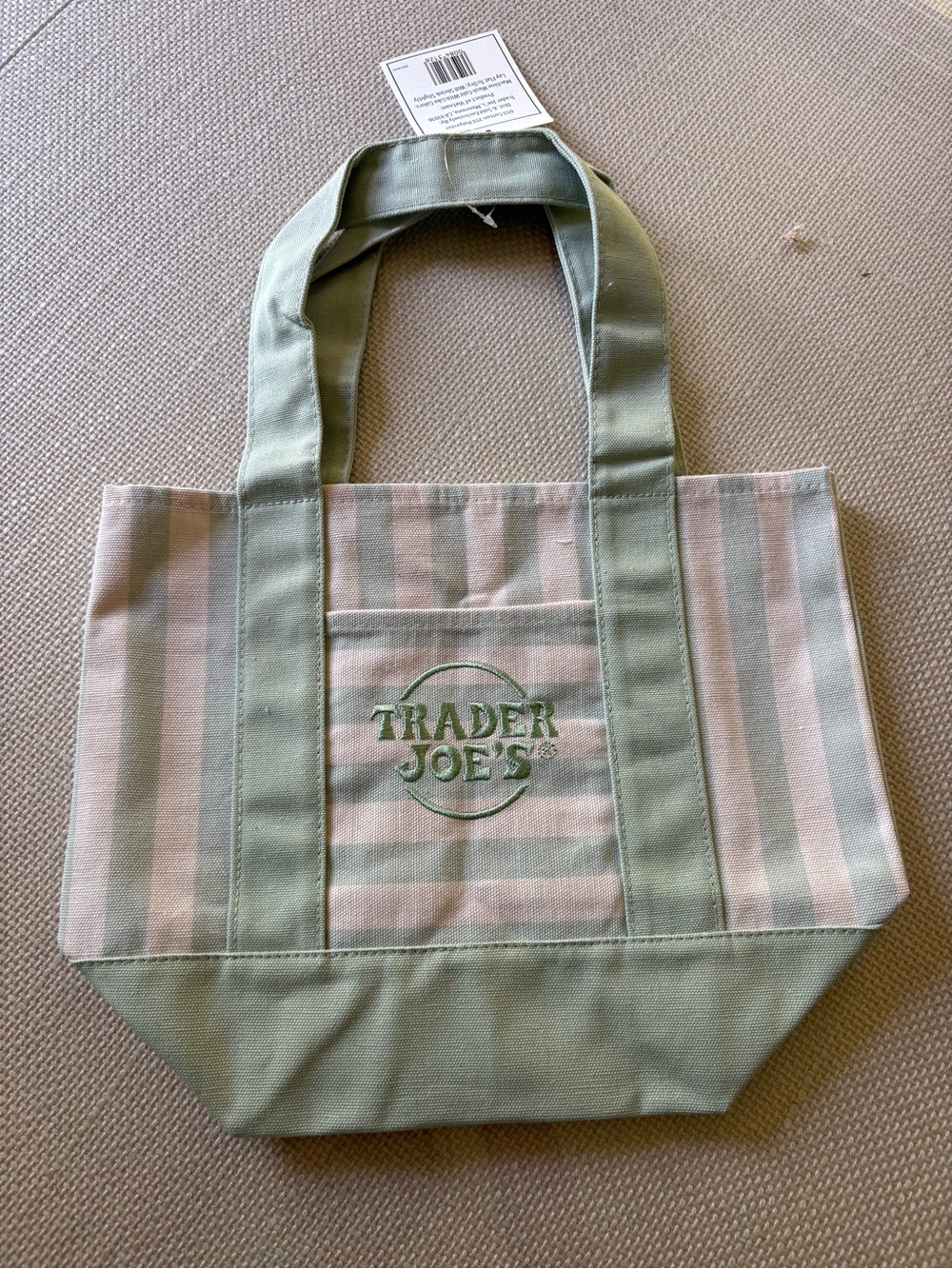 Trader Joe’s Pastel Stripe Tote Bags. Set of four. New with tags - Picture 3 of 5